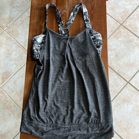 Lululemon top with built in bra. Size 6. Grey/black floral. - Picture 6 of 8